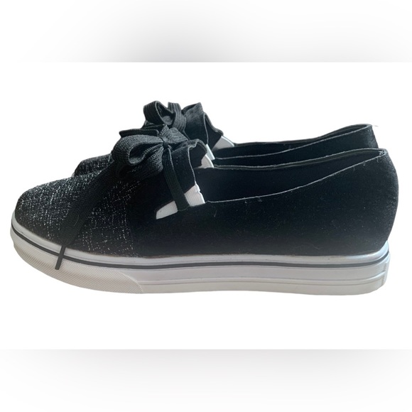 Slip On Sneakers Skater Shoes Two Tone Black & White Rubber Sole Size 7.5” NWOT - Picture 3 of 8